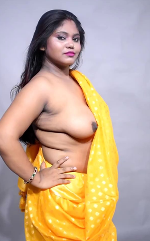 Bengali Chubby Model Opening Her Saree Showing Her Boobs 2024 720p HDRip